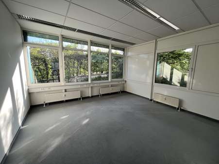 Bürobeispiel Erdgeschoss - Büro in 71229 Leonberg mit 270m² mieten