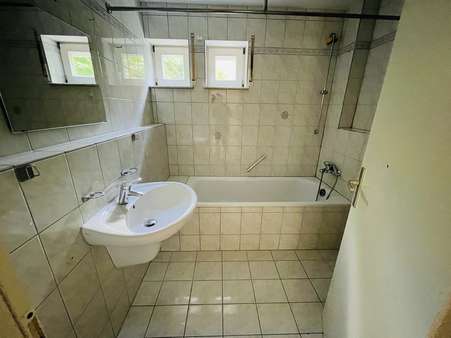 Bad Bad - Erdgeschosswohnung in 71083 Herrenberg mit 78m² kaufen