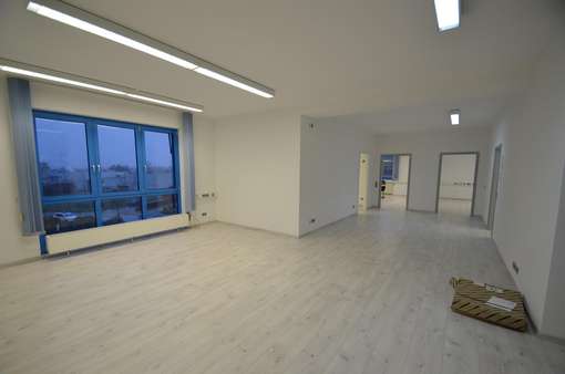 Flur inklusive Empfang - Büro in 71083 Herrenberg mit 240m² günstig mieten