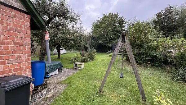 Doppelhaushälfte mit großzügigem Baufenster im Garten