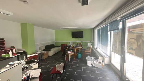 Bürofläche mit Mobiliar und Blick auf den Eingangsbereich - Mehrfamilienhaus in 71686 Remseck mit 88m² kaufen