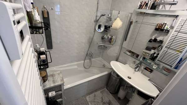 Badezimmer mit Badewanne, Waschtisch und einen Spiegelschrank Badezimmer mit Badewanne, Waschtisch und einen Spiegelschrank - Erdgeschosswohnung in 70806 Kornwestheim mit 67m² kaufen