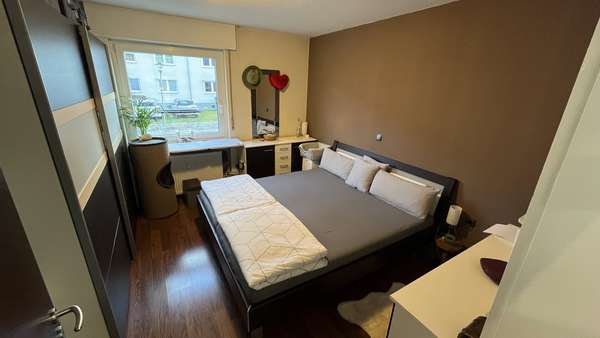 Schlafzimmer mit Doppelbett und einem großen Kleiderschrank Schlafzimmer mit Doppelbett und einem großen Kleiderschrank - Erdgeschosswohnung in 70806 Kornwestheim mit 67m² kaufen