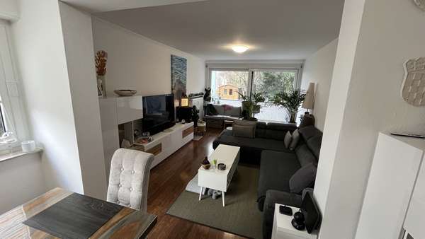Wohnzimmer mit Blick auf den Balkonzugang Wohnzimmer mit Blick auf den Balkonzugang - Erdgeschosswohnung in 70806 Kornwestheim mit 67m² kaufen