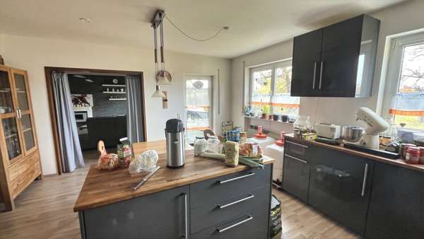 großzügige Wohn-& Essküche mit Abstellraum und Zugang zur Terrasse und zum Garten - Einfamilienhaus in 74379 Ingersheim mit 109m² kaufen