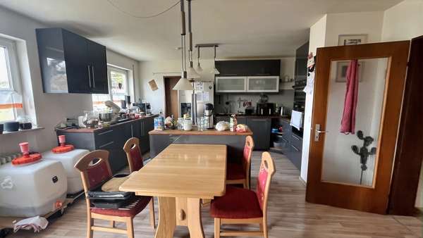 großzügige Wohn-& Essküche mit Abstellraum und Zugang zur Terrasse und zum Garten - Einfamilienhaus in 74379 Ingersheim mit 109m² kaufen