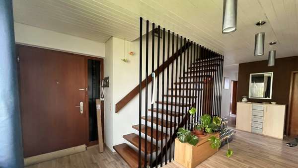 einladender Flurbereich mit Aufgang zum Dachgeschoss sowie Abgang in den Keller - Einfamilienhaus in 74379 Ingersheim mit 109m² kaufen