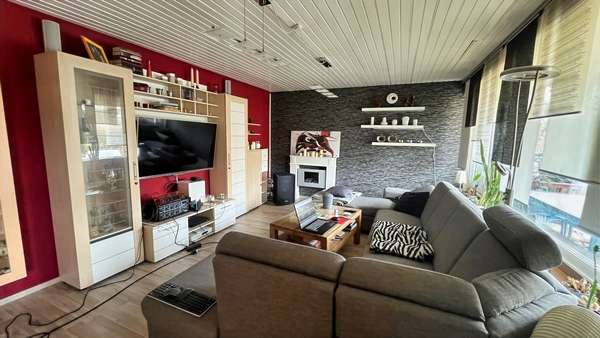 Wohnzimmer mit Zugang zur Terrasse und zum Garten - Einfamilienhaus in 74379 Ingersheim mit 109m² kaufen