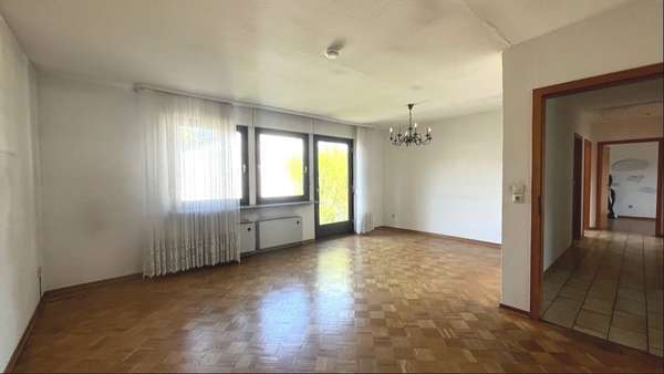 Erdgeschoss mit Wohnzimmer und Zugang zur Terrasse - Einfamilienhaus in 71665 Vaihingen mit 228m² kaufen