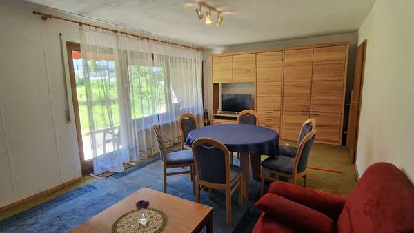 Wohnzimmer mit Zugang zum Balkon Wohnzimmer mit Zugang zum Balkon - Einfamilienhaus in 71701 Schwieberdingen mit 156m² kaufen