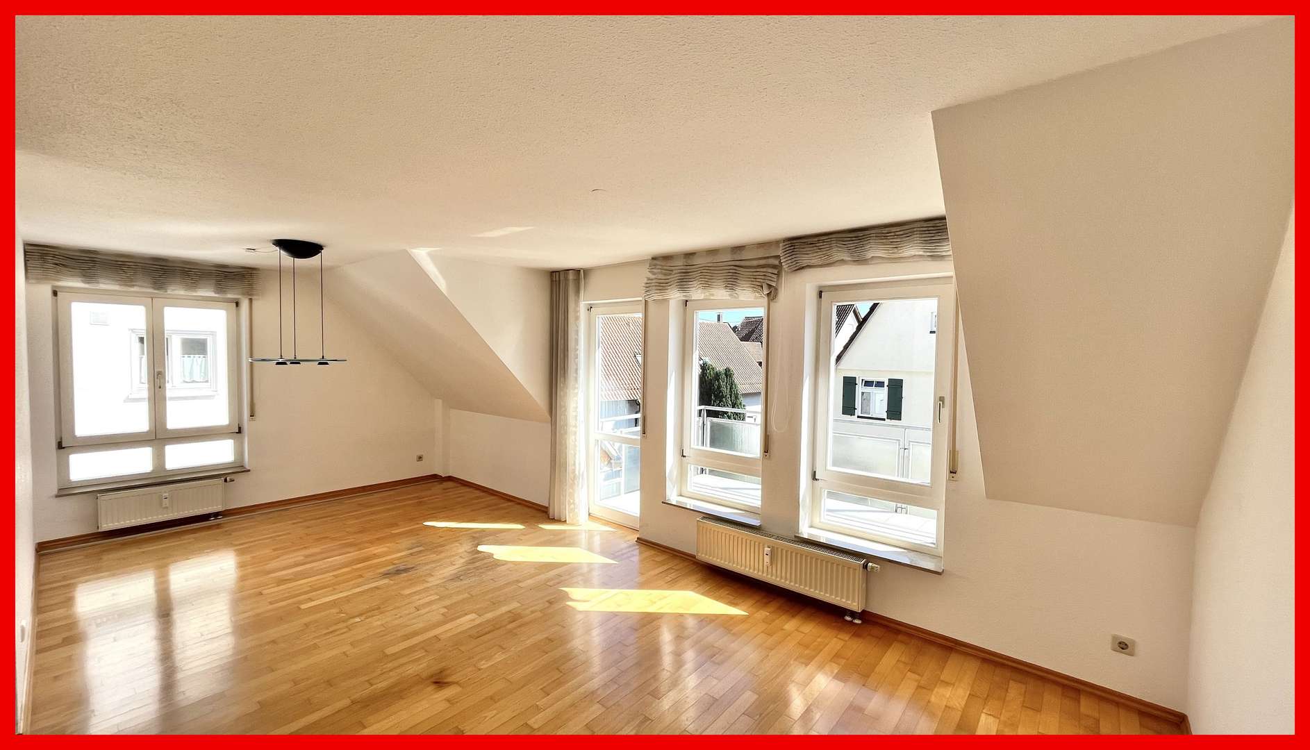 Wohnzimmer mit Zugang zum Balkon Wohnzimmer mit Zugang zum Balkon - Maisonette-Wohnung in 71686 Remseck mit 81m² kaufen