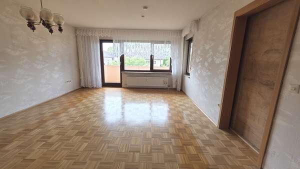 Wohnzimmer mit Zugang zum Balkon Wohnzimmer mit Zugang zum Balkon - Etagenwohnung in 74343 Sachsenheim mit 99m² kaufen