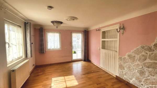 Wohnzimmer mit Zugang zur Küche Wohnzimmer mit Zugang zur Küche - Reiheneckhaus in 74379 Ingersheim mit 92m² kaufen