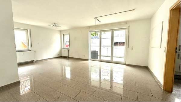 Wohnzimmer mit Zugang auf den Balkon - Etagenwohnung in 71634 Ludwigsburg mit 99m² kaufen