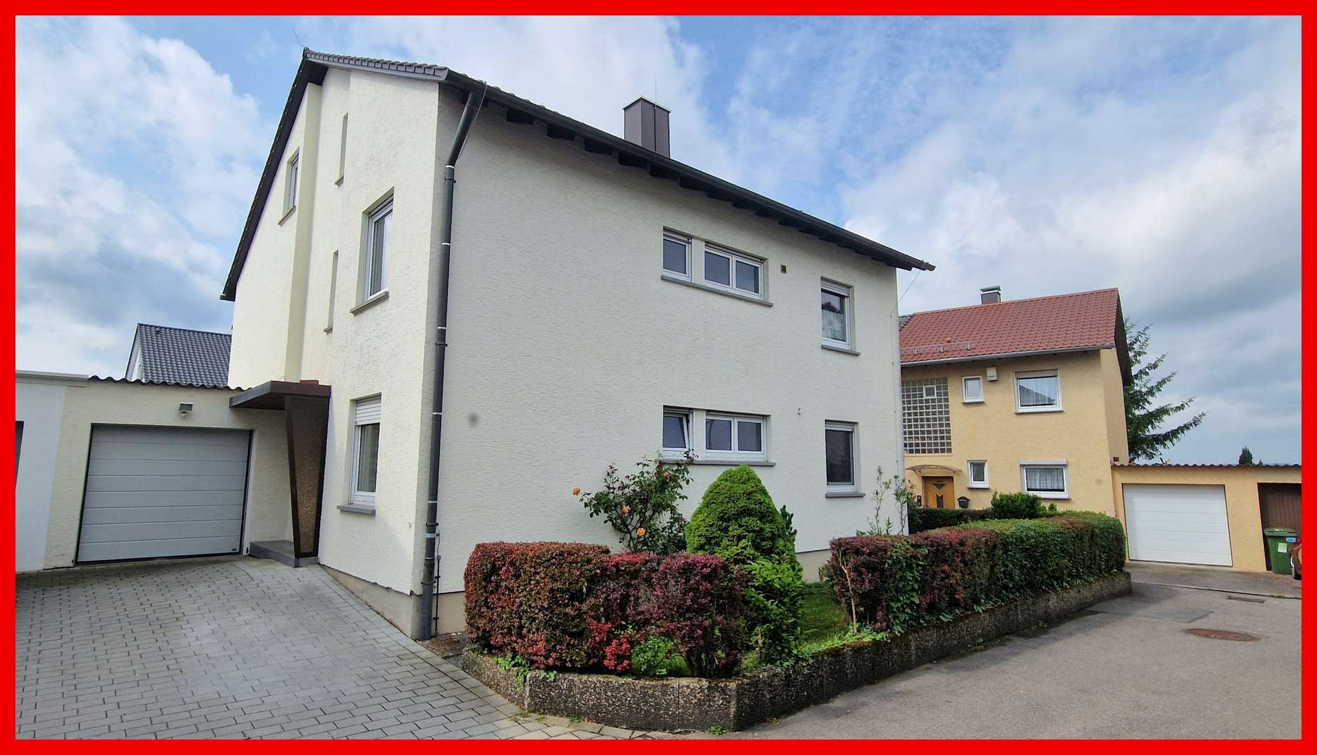 Frontale Hausansicht mit Eingangsbereich, Garage und Stellplatz Frontale Hausansicht mit Eingangsbereich, Garage und Stellplatz - Mehrfamilienhaus in 71706 Markgröningen mit 227m² kaufen