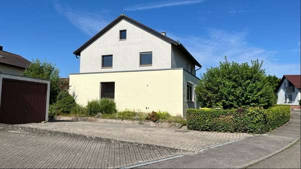 Garage-Hausseite - Einfamilienhaus in 74391 Erligheim mit 236m² kaufen