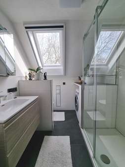 Badezimmer mit Dusche, WC, Waschbecken und Fenster Badezimmer mit Dusche, WC, Waschbecken und Fenster - Etagenwohnung in 71691 Freiberg mit 82m² kaufen