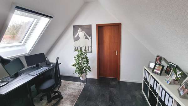 Bürozimmer mit Dachfenster Bürozimmer mit Dachfenster - Etagenwohnung in 71691 Freiberg mit 82m² kaufen
