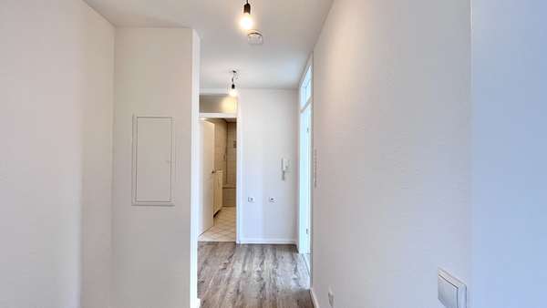 Diele mit Blick auf Badezimmer Diele mit Blick auf Badezimmer - Etagenwohnung in 71642 Ludwigsburg mit 62m² kaufen