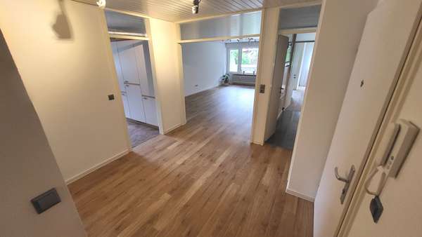 Eingangsbereich, Flur mit Zugang zu Küche, Wohnzimmer, Schlafzimmer und Bad - Erdgeschosswohnung in 71254 Ditzingen mit 100m² kaufen