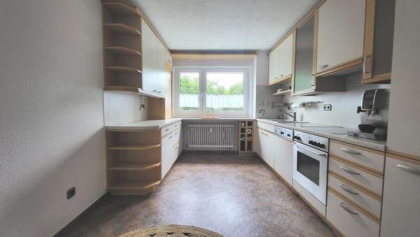 Küche mit Einbauküche und Essplatz links - Erdgeschosswohnung in 71254 Ditzingen mit 100m² kaufen