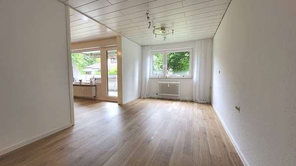 Schlafzimmer mit Portal zum Wohnzimmer und Balkon - Erdgeschosswohnung in 71254 Ditzingen mit 100m² kaufen