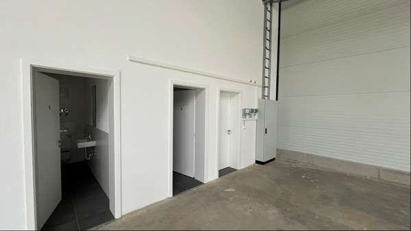 Zugang Sanitäranlagen und Pausenraum Halle - Halle in 71723 Großbottwar mit 719m² mieten