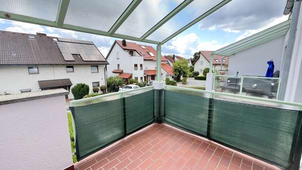 Balkon mit Blick auf die Straße Balkon mit Blick auf die Straße - Maisonette-Wohnung in 71686 Remseck mit 78m² kaufen
