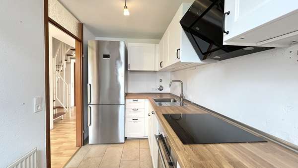 Küche mit Blick auf Kühlschrank Küche mit Blick auf Kühlschrank - Maisonette-Wohnung in 71686 Remseck mit 78m² kaufen