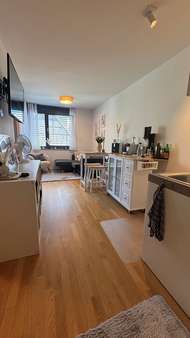Wohnzimmer mit Blick zum Fenster sowie Ausgang auf den Balkon - Erdgeschosswohnung in 71679 Asperg mit 28m² kaufen