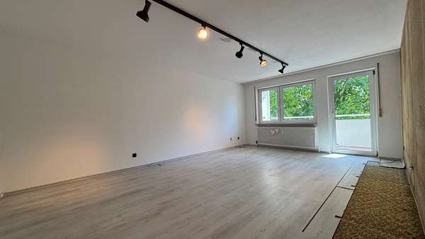 2 - Wohnzimmer mit Blick au den Balkon 2 - Wohnzimmer mit Blick au den Balkon - Etagenwohnung in 71732 Tamm mit 85m² kaufen