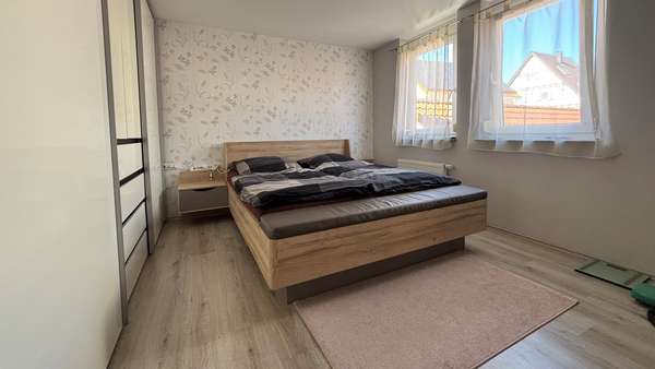Schlafzimmer mit Blick Richtung Fenster Nordseite Schlafzimmer mit Blick Richtung Fenster Nordseite - Erdgeschosswohnung in 71732 Tamm mit 120m² kaufen
