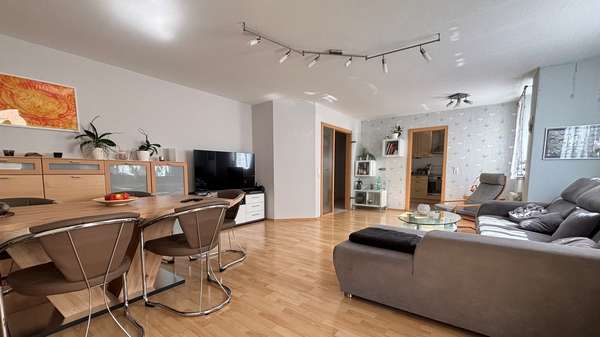 Wohnzimmer mit Essplatz mit Blick Richtung Flur und Küche Wohnzimmer mit Essplatz mit Blick Richtung Flur und Küche - Erdgeschosswohnung in 71732 Tamm mit 120m² kaufen