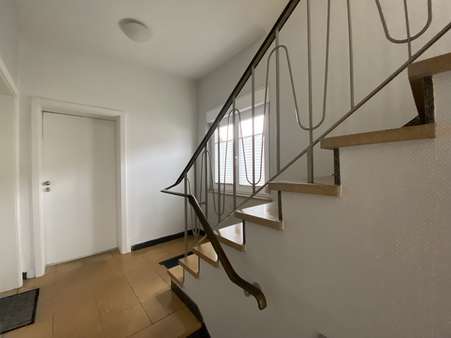 Treppenhaus EG - Mehrfamilienhaus in 73061 Ebersbach mit 228m² kaufen