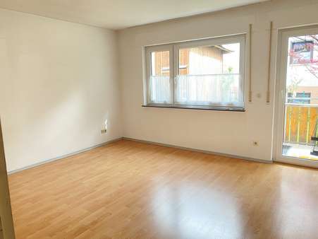 Wohnzimmer - Erdgeschosswohnung in 73087 Bad Boll mit 63m² kaufen