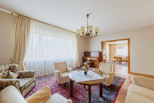 Wohnzimmer EG - Einfamilienhaus in 73033 Göppingen mit 360m² kaufen