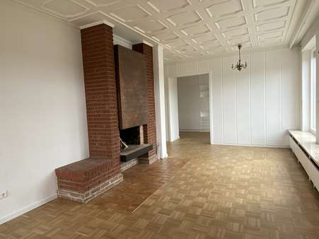 Wohnzimmer mit offenem Kamin - Penthouse-Wohnung in 73033 Göppingen mit 99m² mieten