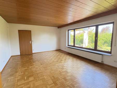 Wohnzimmer - Zweifamilienhaus in 73095 Albershausen mit 260m² kaufen