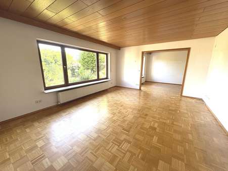 Wohnzimmer und Esszimmer - Zweifamilienhaus in 73095 Albershausen mit 260m² kaufen