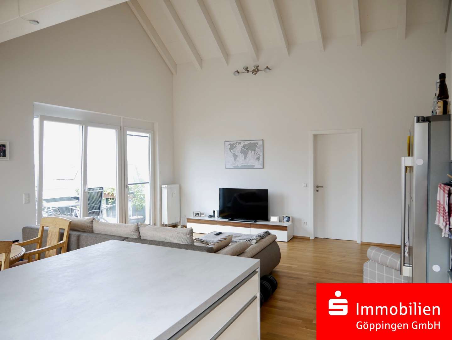 Wohnzimmer, Zugang zum Balkon - Dachgeschosswohnung in 73037 Göppingen mit 88m² mieten