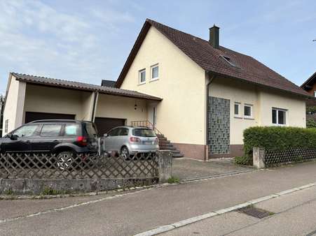 Ansicht mit Stellplätzen und 2 Einzelgaragen Ansicht mit Stellplätzen und 2 Einzelgaragen - Zweifamilienhaus in 73113 Ottenbach mit 137m² mieten