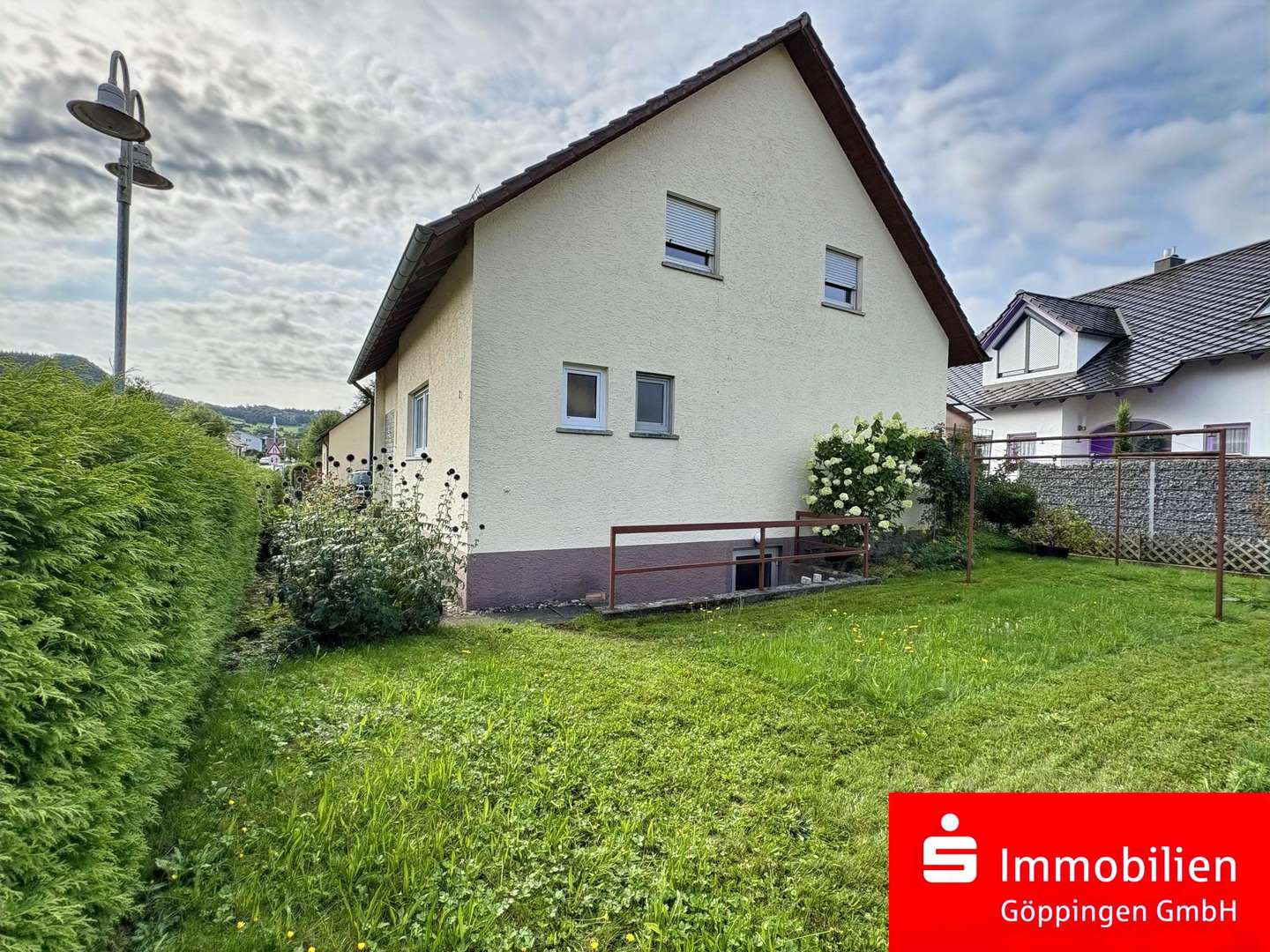 Hausansicht mit Garten Hausansicht mit Garten - Zweifamilienhaus in 73113 Ottenbach mit 137m² mieten