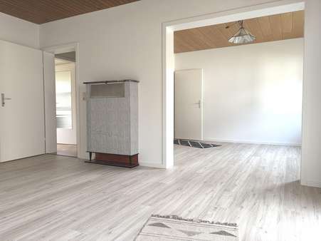 EG: Wohnzimmer mit Kachelofen EG: Wohnzimmer mit Kachelofen - Zweifamilienhaus in 73113 Ottenbach mit 137m² mieten