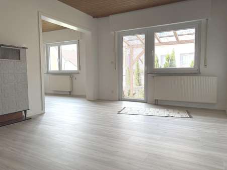 EG: Wohnzimmer mit Kachelofen EG: Wohnzimmer mit Kachelofen - Zweifamilienhaus in 73113 Ottenbach mit 137m² mieten