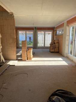 Blick in den Wohnraum / Rohbau - Doppelhaushälfte in 73092 Heiningen mit 115m² kaufen
