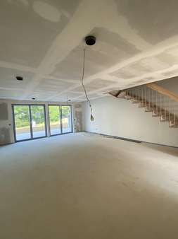 Blick ins Wohnzimmer - Reihenmittelhaus in 73037 Göppingen mit 137m² kaufen