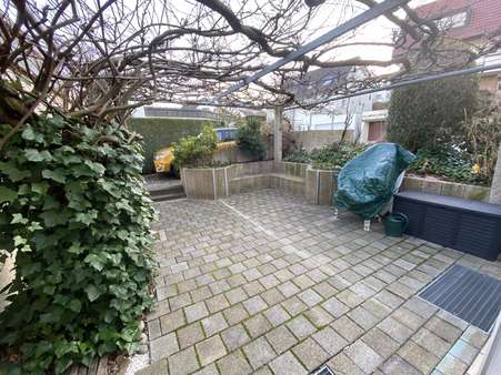 Terrasse mit Sitzgelegenheiten - Zweifamilienhaus in 73773 Aichwald mit 183m² kaufen