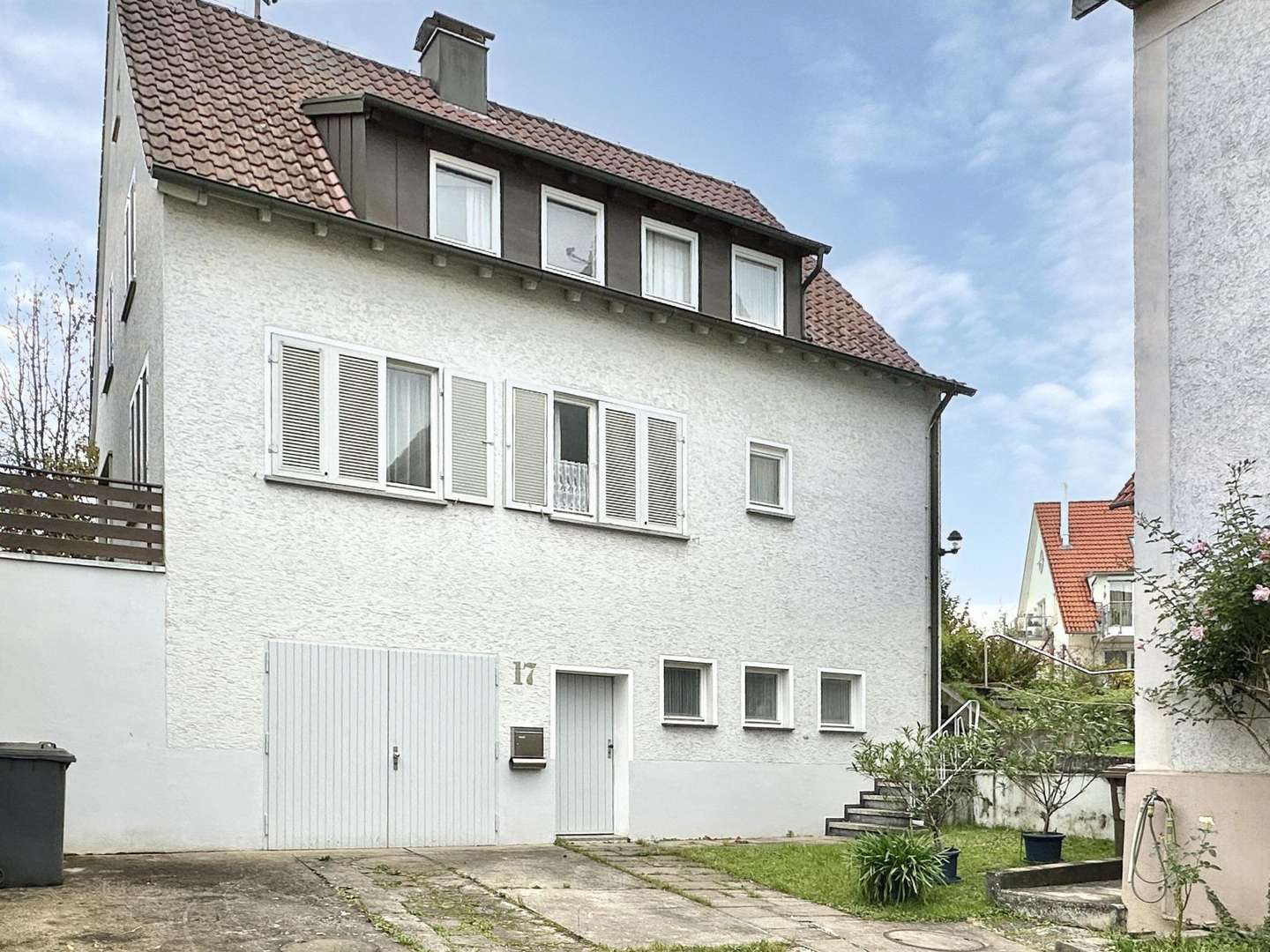 Vordere Ansicht Haus & Garage - Einfamilienhaus in 73765 Neuhausen mit 145m² kaufen