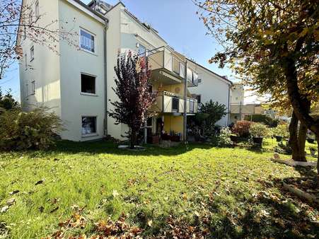 Garten mit Hausansicht - Erdgeschosswohnung in 73732 Esslingen mit 70m² kaufen