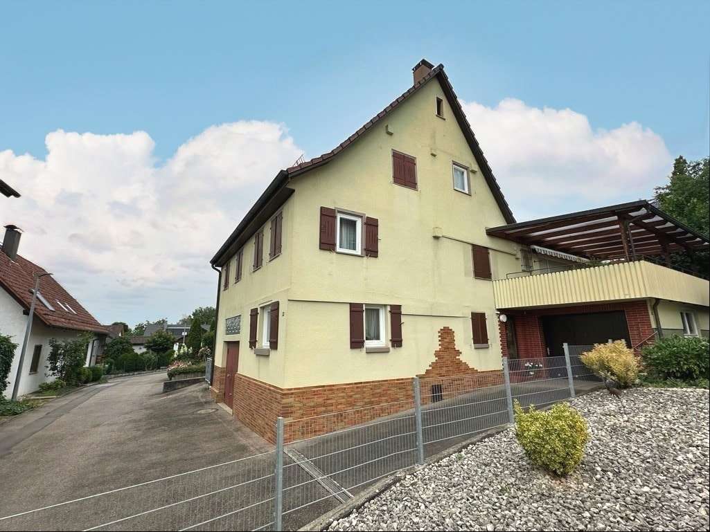 Hausansicht mit Garagenzufahrt - Einfamilienhaus in 73275 Ohmden mit 152m² kaufen
